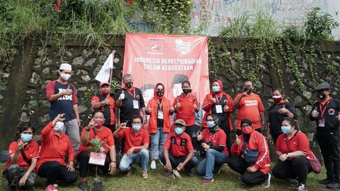 Anggota Fraksi PDIP DPRD Jatim Gelar Aksi Tanam Pohon di Bantaran Kali Ciliwung Anggota Fraksi PDIP DPRD Jatim Gelar Aksi Tanam Pohon di Bantaran Kali Ciliwung