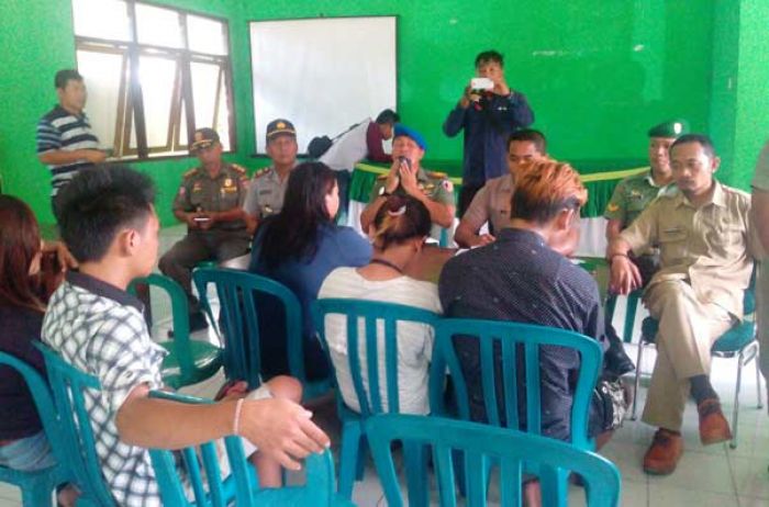 Razia Rumah Kos di Ngawi, Petugas Gabungan Ciduk 2 Pasangan Mesum dan 3 Motor Razia Rumah Kos di Ngawi, Petugas Gabungan Ciduk 2 Pasangan Mesum dan 3 Motor