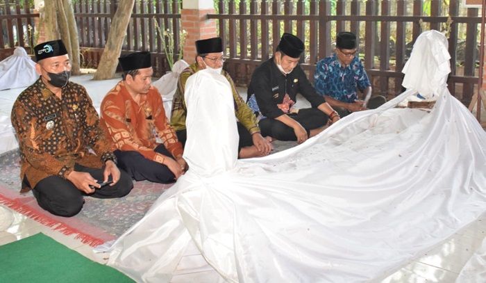 Napak Tilas Leluhur, Bupati dan Wabup Lamongan Kunjungi Makam Sunan Drajat dan Joko Tingkir Napak Tilas Leluhur, Bupati dan Wabup Lamongan Kunjungi Makam Sunan Drajat dan Joko Tingkir