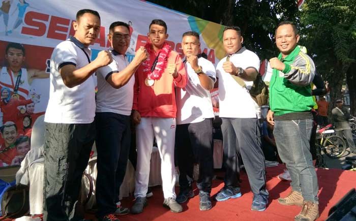 Ribuan Warga Bojonegoro Beri Apresiasi kepada Atlet Dayung Peraih Medali Emas Ribuan Warga Bojonegoro Beri Apresiasi kepada Atlet Dayung Peraih Medali Emas