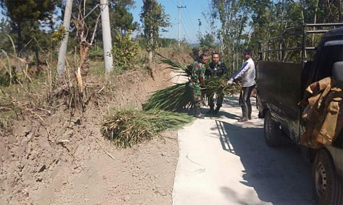 Babinsa Bersama Warga Desa Sumurup Bersihkan Rumput di Area Jalan Setapak Hasil TMMD