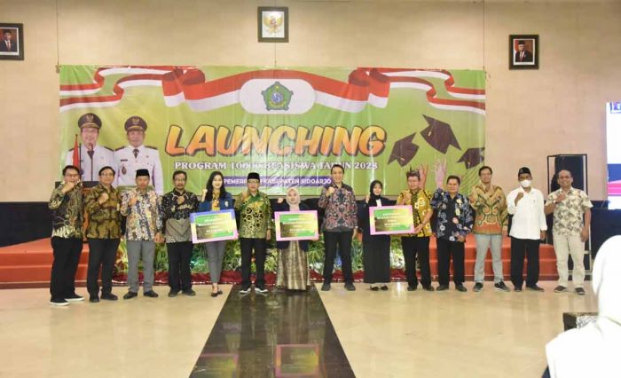 Pemkab Sidoarjo Serahkan Beasiswa Pendidikan Tinggi Tahun 2023