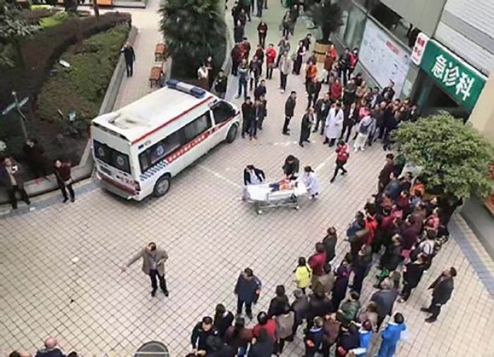 Wanita Kalap Bacok dan Tusuk Murid TK, 14 Terkapar Wanita Kalap Bacok dan Tusuk Murid TK, 14 Terkapar