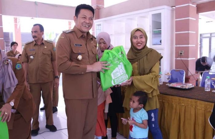 Salurkan Bantuan Pangan, Plt Bupati Sidoarjo Ajak Orang Tua Berperan Cegah Stunting Salurkan Bantuan Pangan, Plt Bupati Sidoarjo Ajak Orang Tua Berperan Cegah Stunting