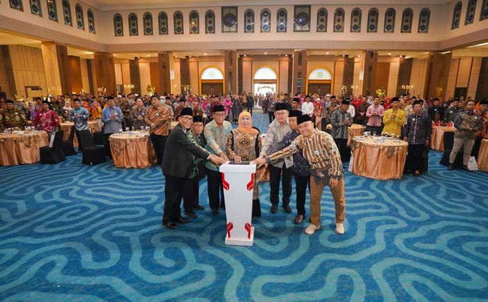 Maksimalkan Layanan, Khofifah Luncurkan 2 Aplikasi di Milad ke-24 Masjid Nasional Al Akbar Maksimalkan Layanan, Khofifah Luncurkan 2 Aplikasi di Milad ke-24 Masjid Nasional Al Akbar
