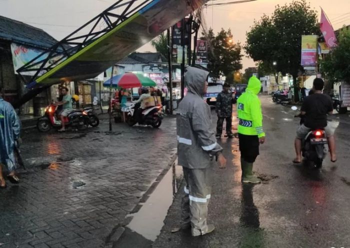 Papan Iklan Raksasa Roboh di Kedungpring Lamongan hingga Tersangkut Kabel Listrik