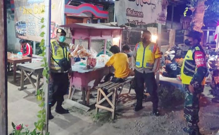 Cegah Penyebaran Covid-19, Koramil Paron Rutin Sisir Pusat Keramaian Tiap Malam