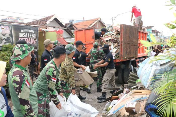 Bantu Korban Puting Beliung Sidoarjo, 300 Personel TNI Diterjunkan Bantu Korban Puting Beliung Sidoarjo, 300 Personel TNI Diterjunkan