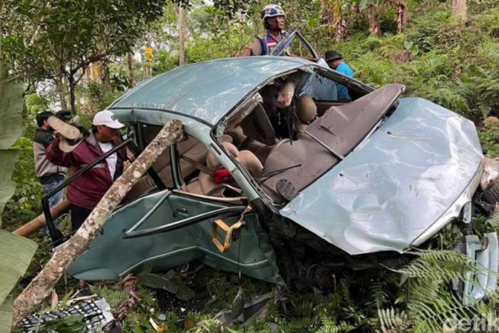 Nahas! Hendak ke Pemandian Air Panas Pacet Mojokerto, Toyota Avanza Nyungsep ke Jurang Nahas! Hendak ke Pemandian Air Panas Pacet Mojokerto, Toyota Avanza Nyungsep ke Jurang