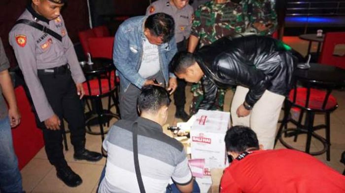Kapolres Pacitan Amankan Puluhan Botol Miras Tanpa Izin Edar di Sejumlah Tempat Hiburan Malam Kapolres Pacitan Amankan Puluhan Botol Miras Tanpa Izin Edar di Sejumlah Tempat Hiburan Malam