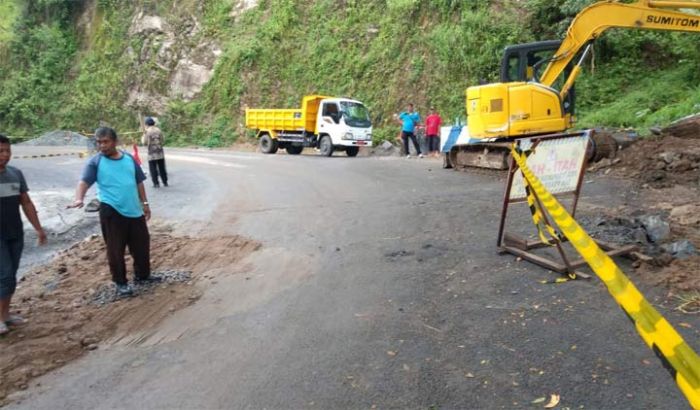 Jalan Ambles di Km 226 Pacitan, UPT PJJ Lakukan Penaganan Darurat Jalan Ambles di Km 226 Pacitan, UPT PJJ Lakukan Penaganan Darurat