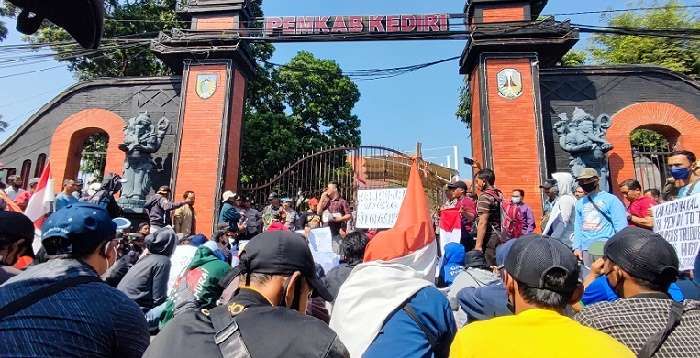 Tuntut Redistribusi Lahan HGU, Ratusan Warga Puncu Geruduk Kantor Pemkab Kediri Tuntut Redistribusi Lahan HGU, Ratusan Warga Puncu Geruduk Kantor Pemkab Kediri