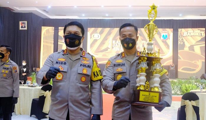 Kado Istimewa di 2021, Polres Tuban Raih Sejumlah Penghargaan dari Kapolda Jatim Kado Istimewa di 2021, Polres Tuban Raih Sejumlah Penghargaan dari Kapolda Jatim