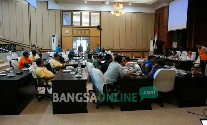 Rapat Bersama Timgar Tertutup, Banggar DPRD Jombang Bantah Ajukan Kenaikan Dana Aspirasi & Mobdin Rapat Bersama Timgar Tertutup, Banggar DPRD Jombang Bantah Ajukan Kenaikan Dana Aspirasi & Mobdin
