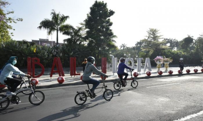 Tingkatkan Imun, Risma Ajak Warga Gowes dan Lihat Indahnya Tabebuya Bermekaran Tingkatkan Imun, Risma Ajak Warga Gowes dan Lihat Indahnya Tabebuya Bermekaran