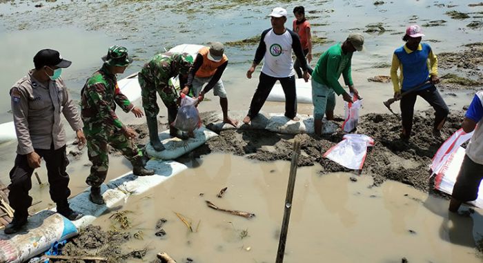 TNI-Polri di Bojonegoro Sinergi dengan Petani Atasi Tanggul Kali Ingas yang Jebol TNI-Polri di Bojonegoro Sinergi dengan Petani Atasi Tanggul Kali Ingas yang Jebol