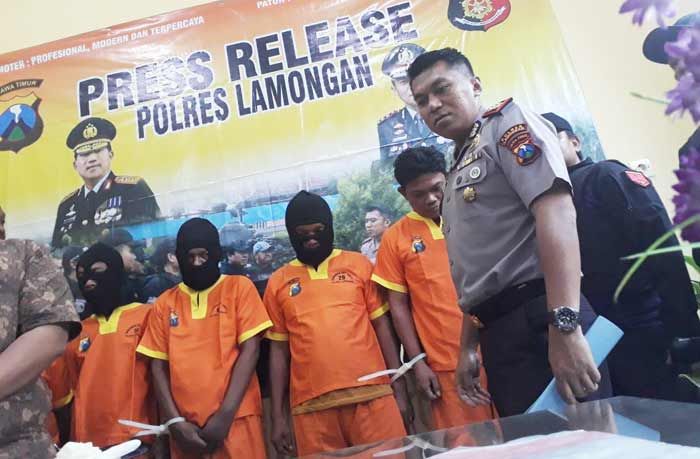 Peras Pengusaha Besi Tua, Lima Pria Dibekuk Polisi Peras Pengusaha Besi Tua, Lima Pria Dibekuk Polisi