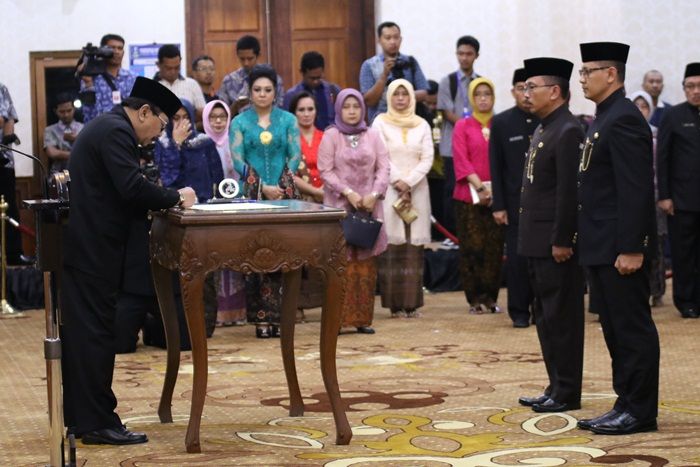 Pakde Karwo Lantik Kepala Biro Humas dan Protokol Bersama 19 Pejabat Eselon II Lainnya