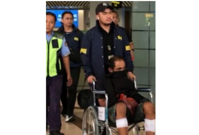 Pembunuh Agen BRILink Desa Imaan Gresik Tiba di Bandara Juanda dengan Kondisi Kaki Tertembak Pembunuh Agen BRILink Desa Imaan Gresik Tiba di Bandara Juanda dengan Kondisi Kaki Tertembak
