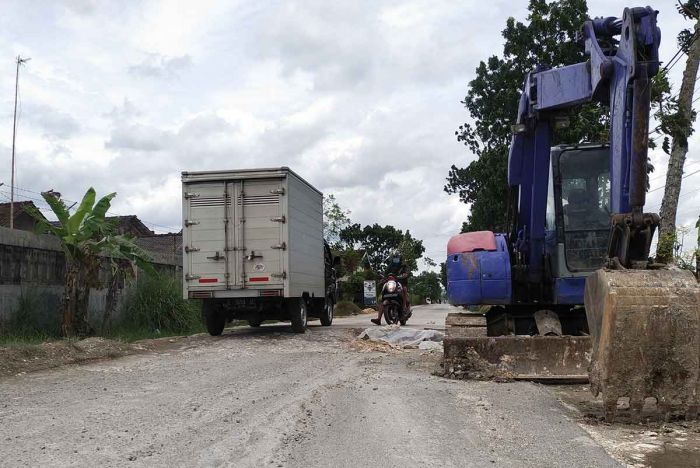 Belum Selesai 100 Persen, Proyek Perbaikan Jalan Senori-Bangilan Tuban Dikeluhkan Masyarakat Belum Selesai 100 Persen, Proyek Perbaikan Jalan Senori-Bangilan Tuban Dikeluhkan Masyarakat
