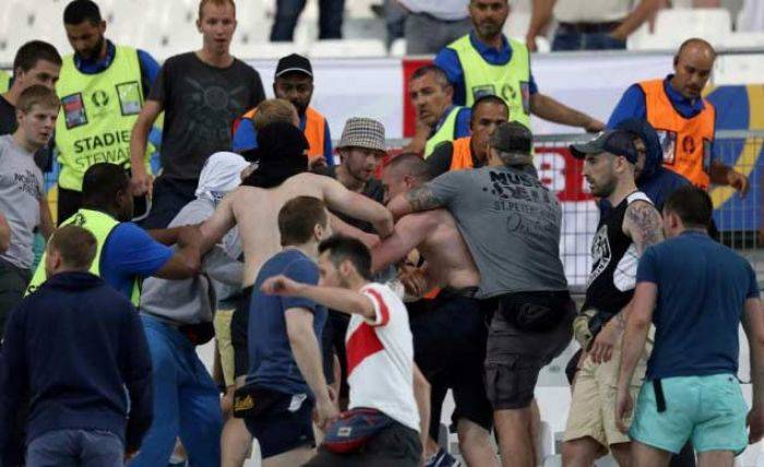 Imbas Bentrok Suporter Rusia - Inggris, UEFA Ancam Jatuhkan Sanksi Imbas Bentrok Suporter Rusia - Inggris, UEFA Ancam Jatuhkan Sanksi