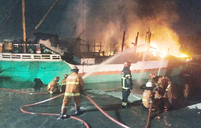 Dua Kapal Kargo Ludes Terbakar di Pelabuhan Kalimas Surabaya, Kerugian Capai Rp800 Juta Lebih Dua Kapal Kargo Ludes Terbakar di Pelabuhan Kalimas Surabaya, Kerugian Capai Rp800 Juta Lebih