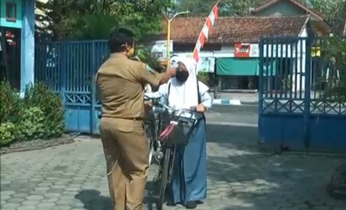 Meski Mengizinkan Anaknya Sekolah Seminggu Sekali, Wali Murid di Nganjuk Tetap Merasa Was-Was