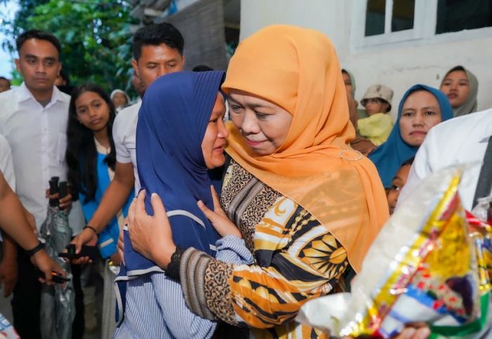 Khofifah Takziyah ke Rumah Duka Daris di Situbondo, Saksi Paslon yang Meninggal Dunia Usai Betugas Khofifah Takziyah ke Rumah Duka Daris di Situbondo, Saksi Paslon yang Meninggal Dunia Usai Betugas