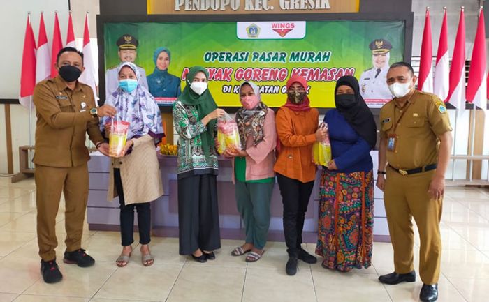 Gandeng Wings, Camat Gresik Gelar Pasar Minyak Goreng dan Sediakan 1.200 Liter Gandeng Wings, Camat Gresik Gelar Pasar Minyak Goreng dan Sediakan 1.200 Liter