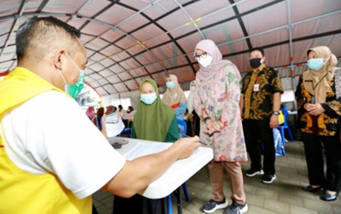 Ribuan Santri di Banyuwangi Mulai Divaksin Covid-19 Ribuan Santri di Banyuwangi Mulai Divaksin Covid-19
