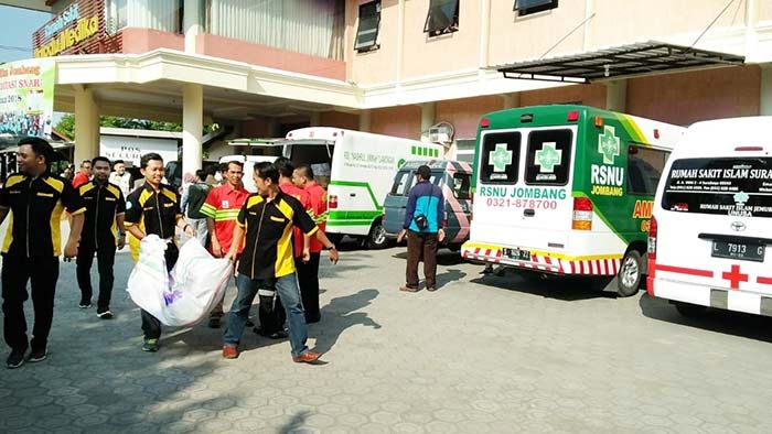 Peduli Korban Banjir di Ngawi, Arsinu Jombang Kirimkan 10 Mobil Ambulans Peduli Korban Banjir di Ngawi, Arsinu Jombang Kirimkan 10 Mobil Ambulans