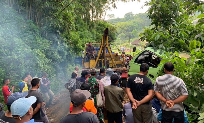 Truk Pengangkut Pasir di Kota Batu Masuk Jurang Gara-Gara Lintasi Jalanan Longsor Truk Pengangkut Pasir di Kota Batu Masuk Jurang Gara-Gara Lintasi Jalanan Longsor