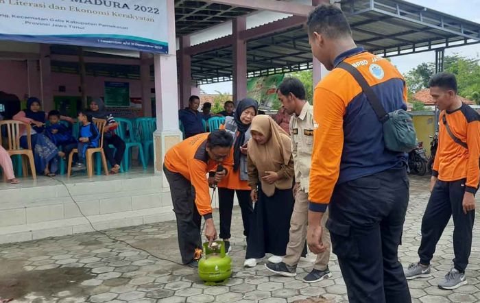 Mahasiswa Unira bersama FPRB dan FRPB Edukasi Masyarakat Konang Pamekasan Mahasiswa Unira bersama FPRB dan FRPB Edukasi Masyarakat Konang Pamekasan