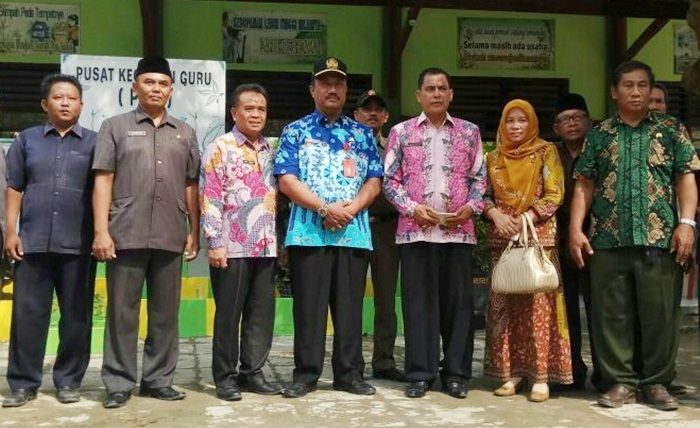 Plh Bupati Pamekasan Pantau Pelaksanaan Unas SD/MI Plh Bupati Pamekasan Pantau Pelaksanaan Unas SD/MI