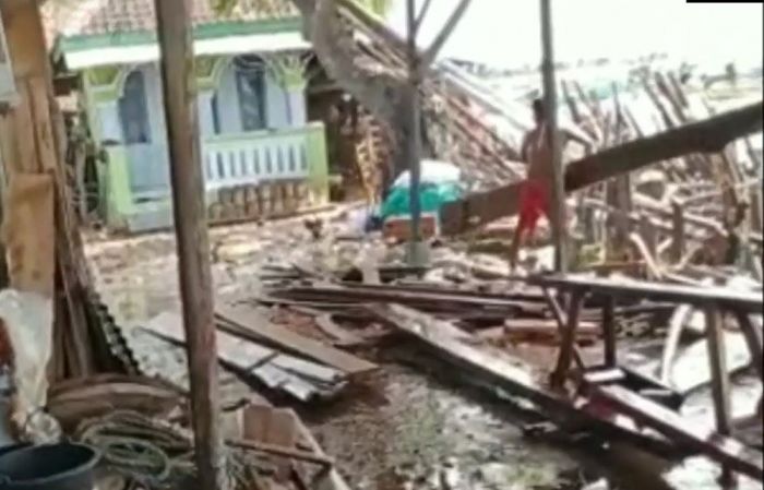 Puluhan Rumah dan Musala di Pasuruan Ambruk Diterjang Ombak Besar Puluhan Rumah dan Musala di Pasuruan Ambruk Diterjang Ombak Besar