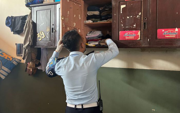 Razia Kamar Hunian Lapas Narkotika Kelas IIA Pamekasan, Ditemukan Tali Hingga Gelas Kaca Razia Kamar Hunian Lapas Narkotika Kelas IIA Pamekasan, Ditemukan Tali Hingga Gelas Kaca