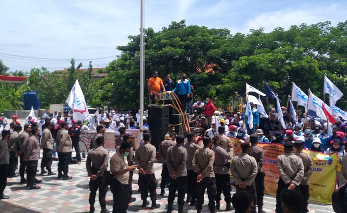 Tolak Upah Murah, Ratusan Buruh di Tuban Geruduk Pemkab dan DPRD