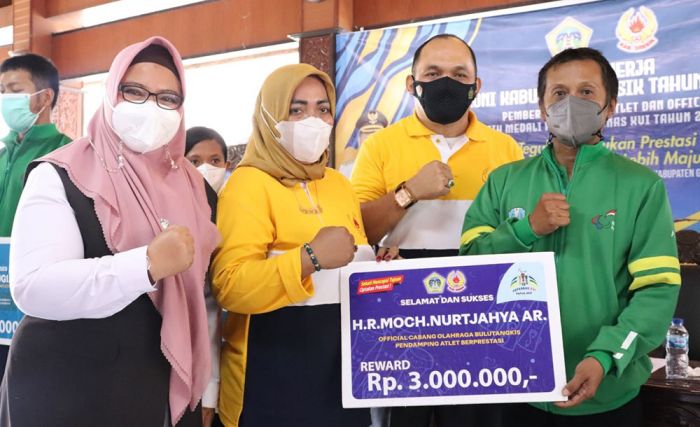 KONI Gresik Beri Penghargaan untuk Atlet dan Ofisial Berprestasi KONI Gresik Beri Penghargaan untuk Atlet dan Ofisial Berprestasi