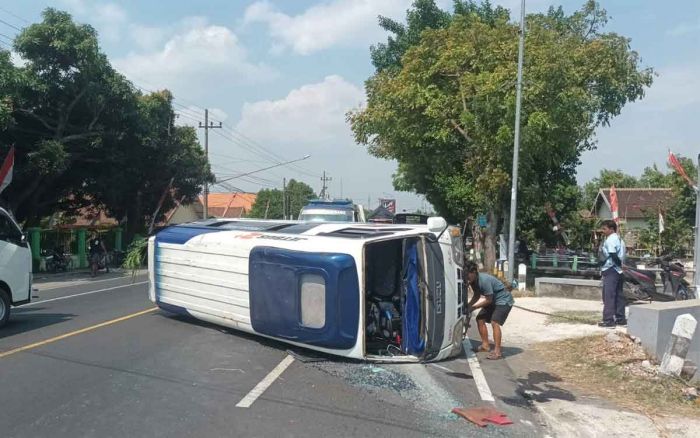 Mobil Rombongan Pesilat Terguling di Jombang, Belasan Orang Terluka Mobil Rombongan Pesilat Terguling di Jombang, Belasan Orang Terluka