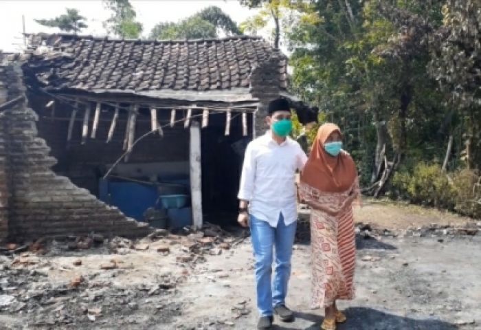 Didatangi Gus Barra, Dibantu Uang, Beras, dan Mie, Ninik yang Rumahnya Terbakar Nangis Haru Didatangi Gus Barra, Dibantu Uang, Beras, dan Mie, Ninik yang Rumahnya Terbakar Nangis Haru