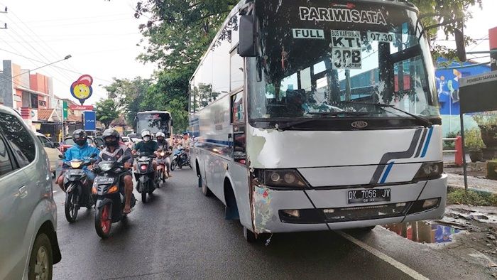Tabrak Pemotor hingga Patah Tulang, Bus Karyawan PT KTI Kota Probolinggo Tak Kantongi Izin Trayek Tabrak Pemotor hingga Patah Tulang, Bus Karyawan PT KTI Kota Probolinggo Tak Kantongi Izin Trayek