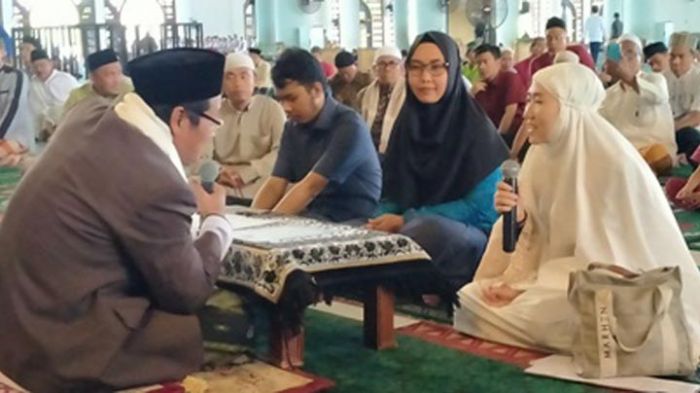 Tiga Muallaf Bersyahadat di Masjid Nasional Al-Akbar Surabaya Tiga Muallaf Bersyahadat di Masjid Nasional Al-Akbar Surabaya