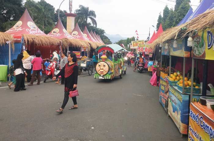 72 Stand Gratis di Pasar Rakyat yang Disediakan Bupati untuk PKL Asli Trenggalek Sepi Peminat 72 Stand Gratis di Pasar Rakyat yang Disediakan Bupati untuk PKL Asli Trenggalek Sepi Peminat