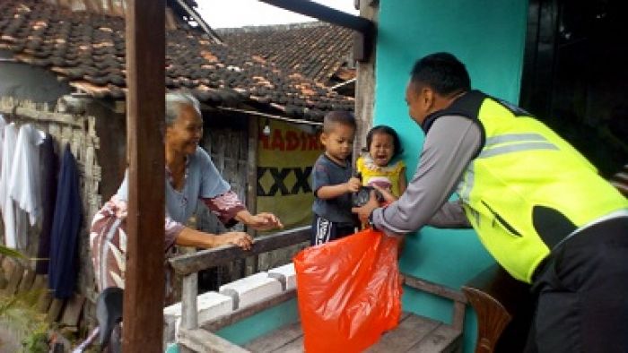 Bantu Warga Kurang Mampu, Sejumlah Komunitas Bagi-bagi Nasi Bungkus Bantu Warga Kurang Mampu, Sejumlah Komunitas Bagi-bagi Nasi Bungkus