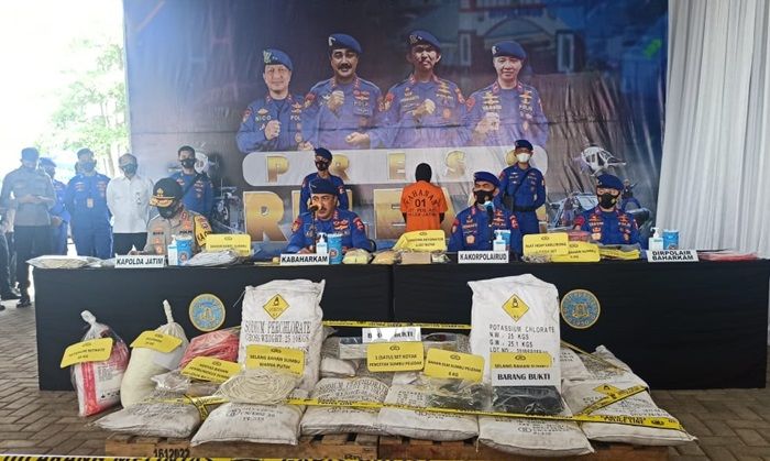 Amankan Belasan Ton Bahan Baku Bom Ikan, Baharkam Polri dan Polda Jatim Tangkap Tersangka Perakit Amankan Belasan Ton Bahan Baku Bom Ikan, Baharkam Polri dan Polda Jatim Tangkap Tersangka Perakit