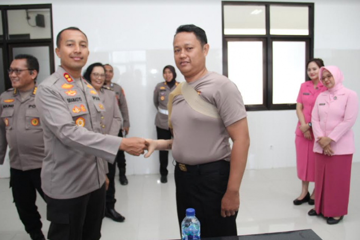 Bripka Ainul Huda Bahagia saat Menerima Bantuan Tangan Palsu dari Kapolres Kediri Kota Bripka Ainul Huda Bahagia saat Menerima Bantuan Tangan Palsu dari Kapolres Kediri Kota