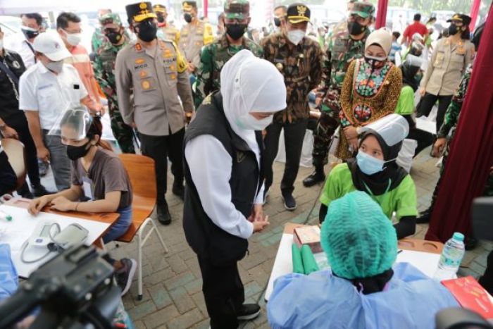 Gubernur Khofifah Cek Vaksinasi Berbasis Pekerja di Sidoarjo Gubernur Khofifah Cek Vaksinasi Berbasis Pekerja di Sidoarjo