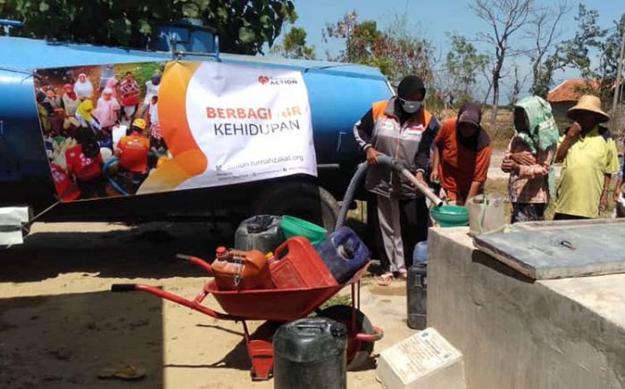 Peduli Dampak Kekeringan, Rumah Zakat Grojok Air Bersih Sejumlah Daerah di Pamekasan