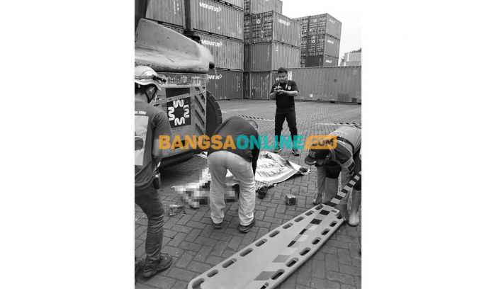 Kakek di Surabaya Terlindas Reach Stacker hingga Tewas Kakek di Surabaya Terlindas Reach Stacker hingga Tewas