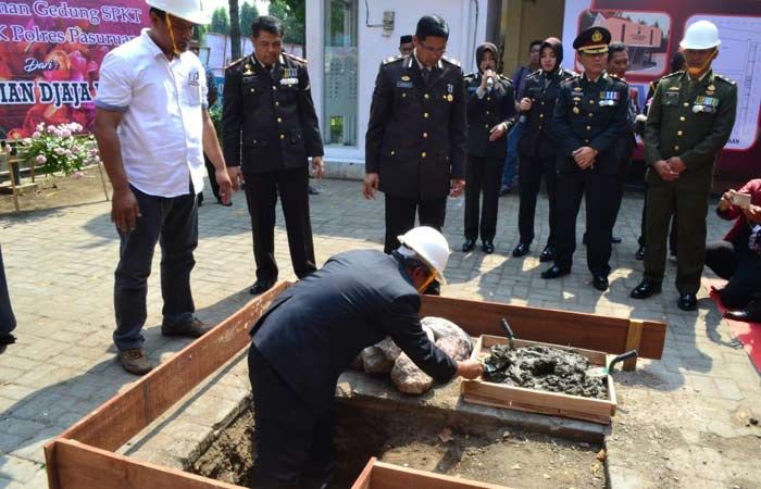 Usai Pimpin Upacara HUT Bhayangkara ke-72, Kapolres Pasuruan Letakkan Batu Pertama Usai Pimpin Upacara HUT Bhayangkara ke-72, Kapolres Pasuruan Letakkan Batu Pertama
